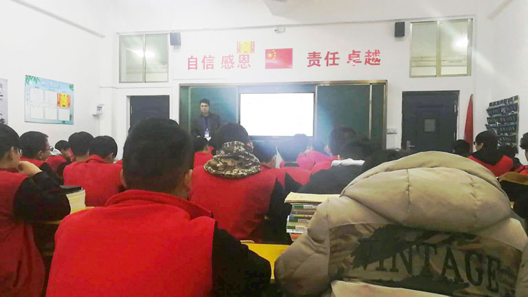 长沙铁航职业中等技术学校工业机器人认知公开课现场