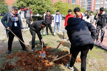 长沙铁航职业中等技术学校老师参加植树活动