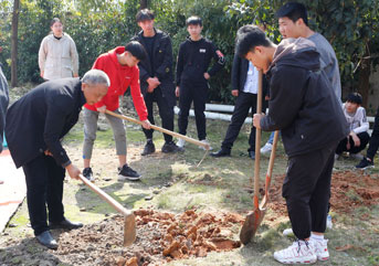 长沙铁航职业中等技术学校胡春副校长教同学们如何植树