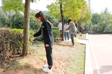 长沙铁航职业中等技术学校铁航学子给树木浇水