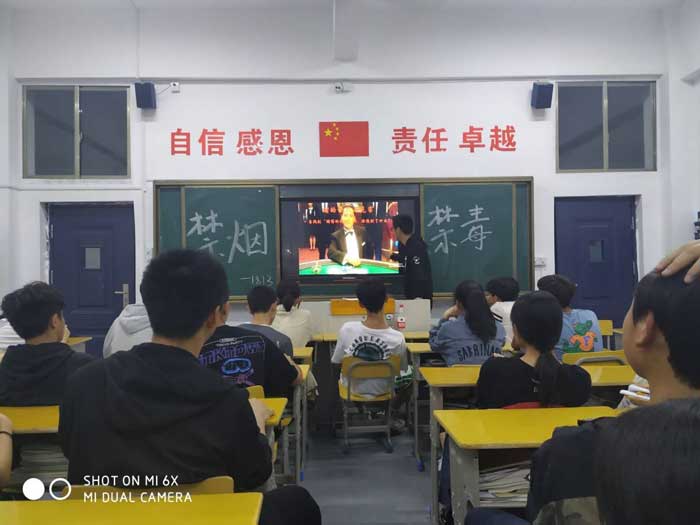 长沙铁航职业中等技术学校开展戒烟禁毒主题班会